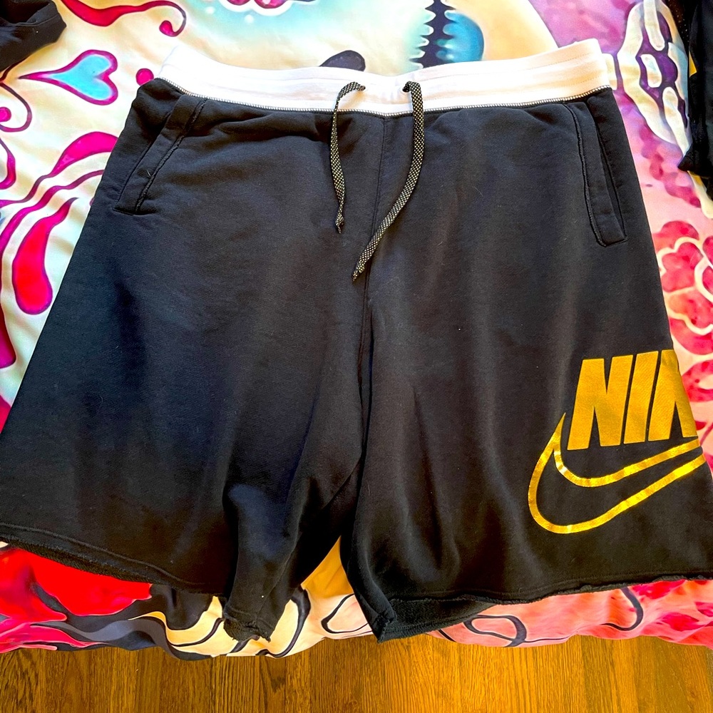 LIKE NEW! Mens NIKE shorts. Size XL